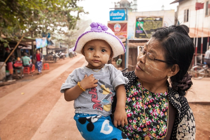 Trẻ em thường đeo một sợi dây quanh cổ hoặc cổ tay. Sợi dây được coi như bùa hộ mệnh, giúp các bé được bảo vệ, tránh xa khỏi ma quỷ. Ảnh: Calvary Global Kids.