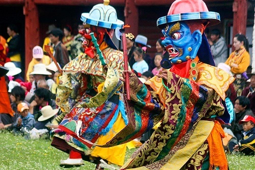Lễ cầu nguyện Monlam là lễ hội lớn nhất ở Tây Tạng, thường được tổ chức từ ngày 4 đến 11 tháng Giêng, theo lịch mặt trăng. Ảnh: Equus Journeys. Lễ cầu nguyện Monlam là lễ hội lớn nhất ở Tây Tạng, thường được tổ chức từ ngày 4 đến 11 tháng Giêng, theo lịch mặt trăng. Ảnh: Equus Journeys.