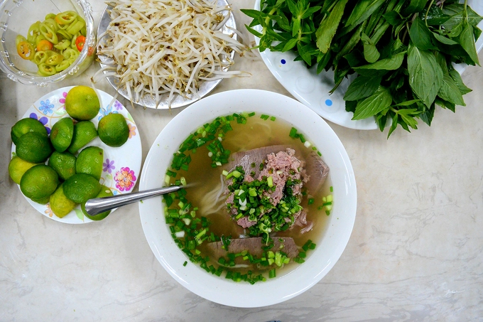 Khách Tây nghĩ: Món ăn phổ biến của Việt Nam là phở bò nên sẽ ăn món này đủ 3 bữa một ngày. Ảnh: Di Vỹ.