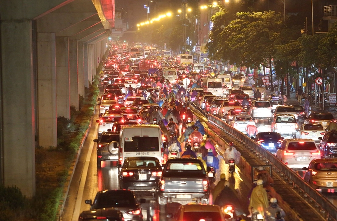 Khách Tây nghĩ: Việt Nam ô nhiễm môi trường vì nơi đây có lượng xe máy lưu thông nhiều, giao thông thường bị tắc nghẽn. Ảnh: Ngọc Thành.