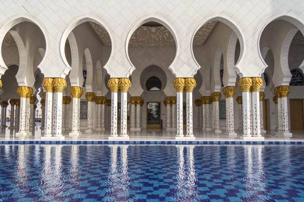Đại thánh đường Sheikh Zayed: Đủ sức chứa 40.000 tín đồ, nhà thờ Hồi giáo lớn nhất Các tiểu vương quốc Ả Rập thống nhất (UAE) được xây dựng từ 100.000 tấn đá cẩm thạch. Nội thất nhà thờ được trang trí bằng vàng, với các đèn trần gắn pha lê Swarovski. Hoàng hôn là một trong những thời điểm tuyệt vời để chiêm ngưỡng vẻ lộng lẫy của nhà thờ. Du khách được vào đây tham quan ngoại trừ giờ cầu nguyện. Đại thánh đường Sheikh Zayed: Đủ sức chứa 40.000 tín đồ, nhà thờ Hồi giáo lớn nhất Các tiểu vương quốc Ả Rập thống nhất (UAE) được xây dựng từ 100.000 tấn đá cẩm thạch. Nội thất nhà thờ được trang trí bằng vàng, với các đèn trần gắn pha lê Swarovski. Hoàng hôn là một trong những thời điểm tuyệt vời để chiêm ngưỡng vẻ lộng lẫy của nhà thờ. Du khách được vào đây tham quan ngoại trừ giờ cầu nguyện.