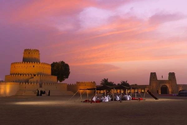 Pháo đài Al Jahili: Là một trong các công trình mang đậm dấu ấn lịch sử nhất Abu Dhabi, pháo đài Al Jahili được xây dựng vào thế kỷ 19 để bảo vệ thành phố Al Ain và các vườn cọ quý giá. Giờ đây pháo đài là một bảo tàng với những khu vườn tuyệt đẹp. Pháo đài Al Jahili: Là một trong các công trình mang đậm dấu ấn lịch sử nhất Abu Dhabi, pháo đài Al Jahili được xây dựng vào thế kỷ 19 để bảo vệ thành phố Al Ain và các vườn cọ quý giá. Giờ đây pháo đài là một bảo tàng với những khu vườn tuyệt đẹp.