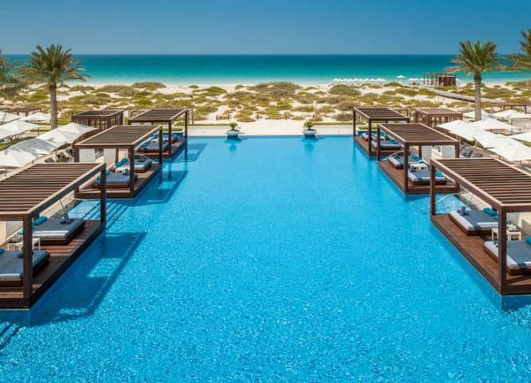 Câu lạc bộ biển Saadiyat: Nằm trên vịnh Ả Rập, Saadiyat có bãi biển cát trắng, nhà hàng, khu thư giãn, spa, phòng tắm hơi và một trong những bể bơi đẹp nhất nước. Câu lạc bộ biển Saadiyat: Nằm trên vịnh Ả Rập, Saadiyat có bãi biển cát trắng, nhà hàng, khu thư giãn, spa, phòng tắm hơi và một trong những bể bơi đẹp nhất nước.