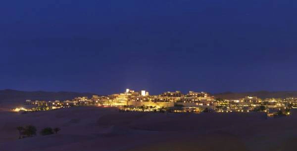 Khu nghỉ dưỡng Qasr Al Sarab: Qasr Al Sarab chinh phục du khách với vẻ lộng lẫy như trong truyện cổ tích. Khu nghỉ dưỡng nằm giữa sa mạc này có 400 nhân viên, các biệt thự với bể bơi riêng, 6 bãi đỗ trực thăng để phục vụ du khách. Tới đây, bạn có thể tận hưởng kỳ nghỉ tuyệt diệu, cùng nhiều hoạt động như đạp xe trên cát, cưỡi lạc đà, trượt ván... Khu nghỉ dưỡng Qasr Al Sarab: Qasr Al Sarab chinh phục du khách với vẻ lộng lẫy như trong truyện cổ tích. Khu nghỉ dưỡng nằm giữa sa mạc này có 400 nhân viên, các biệt thự với bể bơi riêng, 6 bãi đỗ trực thăng để phục vụ du khách. Tới đây, bạn có thể tận hưởng kỳ nghỉ tuyệt diệu, cùng nhiều hoạt động như đạp xe trên cát, cưỡi lạc đà, trượt ván...