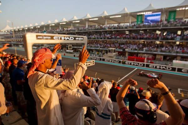 Giải đua Công thức 1 Etihad Airways Abu Dhabi Grand Prix: Năm 2016, giải đua lần thứ 8 này sẽ diễn ra ở Yas Marina Circuit vào 25-27/11. Đây là giải đua cuối mùa, diễn ra vào lúc hoàng hôn. Giải đua Công thức 1 Etihad Airways Abu Dhabi Grand Prix: Năm 2016, giải đua lần thứ 8 này sẽ diễn ra ở Yas Marina Circuit vào 25-27/11. Đây là giải đua cuối mùa, diễn ra vào lúc hoàng hôn.