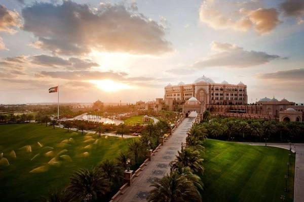 Khách sạn Emirates Palace: Khách sạn 5 sao này có các căn phòng được trang trí bằng cẩm thạch và vàng, với một tầng riêng dành cho hoàng gia. Đây là khách sạn có chi phí xây dựng đắt thứ 2 thế giới, khoảng 3 tỷ USD. Emirates Palace được chọn làm bối cảnh cho tập phim đình đám Fast and Furious 7. Khách sạn Emirates Palace: Khách sạn 5 sao này có các căn phòng được trang trí bằng cẩm thạch và vàng, với một tầng riêng dành cho hoàng gia. Đây là khách sạn có chi phí xây dựng đắt thứ 2 thế giới, khoảng 3 tỷ USD. Emirates Palace được chọn làm bối cảnh cho tập phim đình đám Fast and Furious 7.