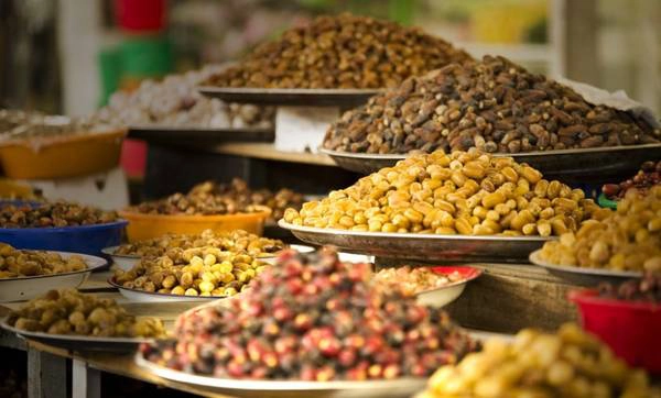 Ẩm thực địa phương: Sử dụng các loại gia vị từ châu Á và Trung Đông, ẩm thực Emirate mang đặc điểm của cuộc sống giao thương. Quế, hồi, nghệ, các loại hạt, quả khô... được sử dụng trong nhiều món. Bạn có thể ghé thăm chợ Al Mina ở Abu Dhabi để mua các sản phẩm địa phương. Ẩm thực địa phương: Sử dụng các loại gia vị từ châu Á và Trung Đông, ẩm thực Emirate mang đặc điểm của cuộc sống giao thương. Quế, hồi, nghệ, các loại hạt, quả khô... được sử dụng trong nhiều món. Bạn có thể ghé thăm chợ Al Mina ở Abu Dhabi để mua các sản phẩm địa phương.
