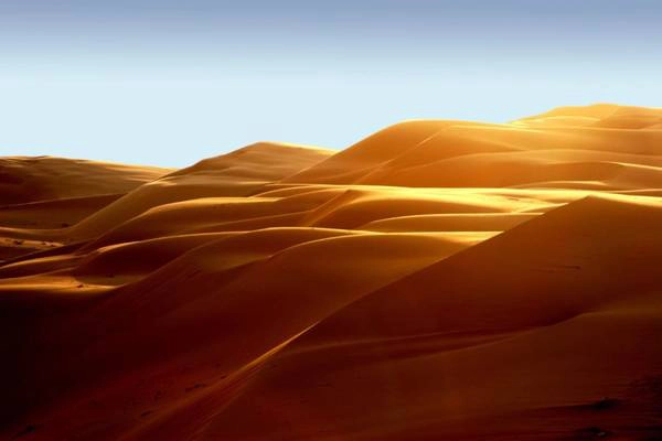 Sa mạc Empty Quarter: Các cồn cát ở Abu Dhabi rất lớn. Sa mạc Empty Quarter có cồn cát được coi là cao nhất thế giới - Tel Moreeb (305 m). Cồn cát này có mặt nghiêng 50 độ, thu hút những tay xế xe 4x4 hay môtô 4 bánh tới tham dự cuộc thi Moreeb Hill Climb, chương trình thuộc lễ hội Liwa thường niên. Sa mạc Empty Quarter: Các cồn cát ở Abu Dhabi rất lớn. Sa mạc Empty Quarter có cồn cát được coi là cao nhất thế giới - Tel Moreeb (305 m). Cồn cát này có mặt nghiêng 50 độ, thu hút những tay xế xe 4x4 hay môtô 4 bánh tới tham dự cuộc thi Moreeb Hill Climb, chương trình thuộc lễ hội Liwa thường niên.