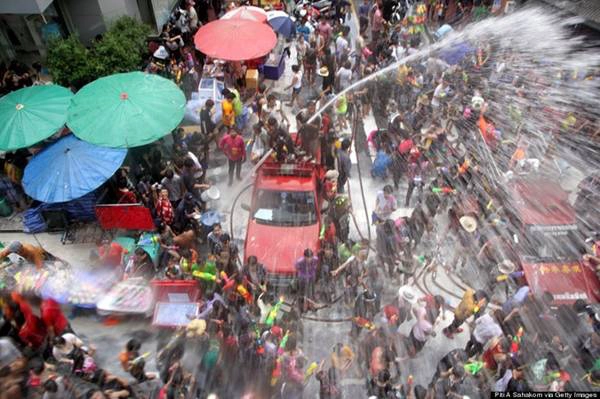 Tết té nước Songkran sôi động ở Thái Lan. Ảnh: Huffingtonpost. Nhung-dieu-khien-ban-mat-mat-o-Thai-Lan-ivivu-1