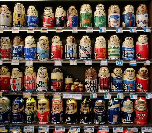 Kệ hàng búp bê matryoshka ở phố lưu niệm.