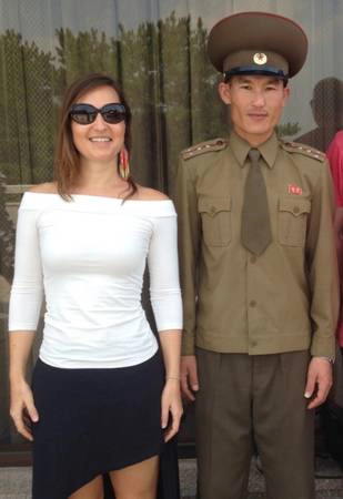 Lính Triều Tiên cũng nở nụ cười thân thiện và sẵn lòng trò chuyện cùng khách du lịch. Ảnh: Mar Pages. Lính Triều Tiên cũng nở nụ cười thân thiện và sẵn lòng trò chuyện cùng khách du lịch. Ảnh: Mar Pages.