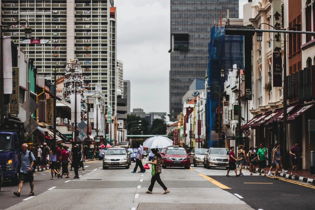 Có thể nhiều du khách sẽ ngạc nhiên khi biết rằng việc đi dạo trên đường phố Singapore cũng có thể bị phạt tiền, thậm chí phải ngồi tù. Tuy nhiên, trong trường hợp bạn đi ngoài vạch chỉ dẫn 50 m khi qua đường mới bị coi là phạm luật. Nếu là lần đầu, người vi phạm sẽ bị phạt tại chỗ từ 20-1.000 USD (460.000-23 triệu đồng) hoặc 3 tháng tù. Mức phạt này sẽ tăng lên gấp đôi là 2.000 USD và 6 tháng tù nếu tiếp tục vi phạm lần 2. Ảnh: Unsplash.