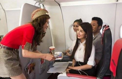 Không nên uống cà phê trên máy bay. Không nên uống cà phê trên máy bay.