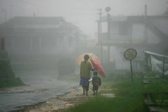 Khu vực mưa nhiều nhất thế giới  Làng Mawsynram, bang Meghalaya, Ấn Độ được mệnh danh là nơi ẩm ướt nhất thế giới với lượng mưa trung bình mỗi năm là 11.871 mm và đạt con số kỷ lục 26.000 mm vào năm 1985. Tuy nhiên, vào mùa đông, đặc biệt là từ tháng 12 đến tháng 2, ngôi làng lại phải đối mặt tới tình trạng thiếu nước trầm trọng. Sống chung với những cơn mưa dai dẳng, triền miên, làng Mawsynram sở hữu hệ thực vật tươi tốt cùng những thác nước và hang động đẹp. Ảnh: Open The Magazine.