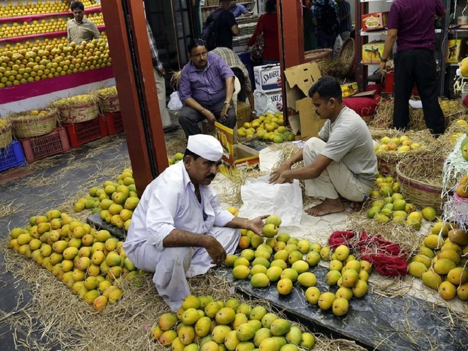 Sản lượng xoài lớn nhất trên thế giới  Không phải Trung Quốc hay Thái Lan, Ấn Độ mới là nơi xuất khẩu nhiều xoài nhất thế giới. Hàng năm, 18 triệu tấn xoài được thu hoạch ở đây, chiếm 50% sản lượng toàn cầu. Andhra Pradesh, Bihar, Gujarat, Karnataka, Maharashtra và Orissa là những bang trồng nhiều xoài nhất. Ảnh: The National.