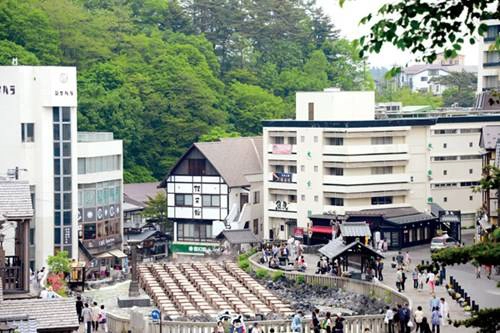 Suối nước khoáng nóng lộ thiên Kusatsu được mệnh danh là "Đệ nhất Onsen" ở tỉnh Gunma Suối nước khoáng nóng lộ thiên Kusatsu được mệnh danh là "Đệ nhất Onsen" ở tỉnh Gunma