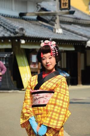 Cô gái Nhật trong trang phục truyền thống ở Công viên Văn hóa Jidaimura, Hokkaido Cô gái Nhật trong trang phục truyền thống ở Công viên Văn hóa Jidaimura, Hokkaido