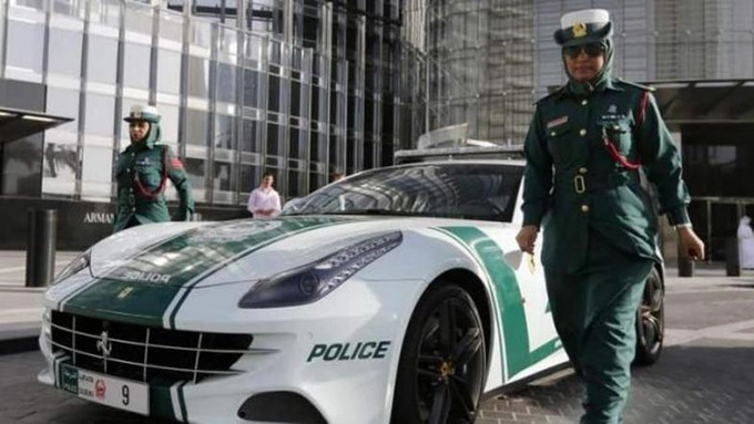 Cảnh sát ở Dubai dùng các loại xe sang để đi tuần. Nhiều du khách khi tới đây đã sốc khi thấy xe cảnh sát mang thương hiệu Ferrari, Audi, Bugatti, Lamborghini. Cảnh sát ít phải dùng những chiếc xe này để đuổi theo ôtô phóng nhanh vượt ẩu, vì tỷ lệ tội phạm ở Dubai rất thấp. Công việc chủ yếu của cảnh sát là đi tuần tra các khu di sản và nơi có đông khách du lịch. Ảnh: Al Arabiya. Cảnh sát ở Dubai dùng các loại xe sang để đi tuần. Nhiều du khách khi tới đây đã sốc khi thấy xe cảnh sát mang thương hiệu Ferrari, Audi, Bugatti, Lamborghini. Cảnh sát ít phải dùng những chiếc xe này để đuổi theo ôtô phóng nhanh vượt ẩu, vì tỷ lệ tội phạm ở Dubai rất thấp. Công việc chủ yếu của cảnh sát là đi tuần tra các khu di sản và nơi có đông khách du lịch. Ảnh: Al Arabiya.