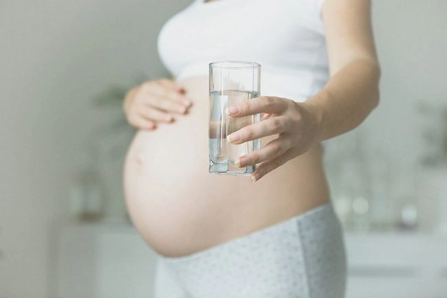 Mẹ bầu nên uống nhiều nước ấm