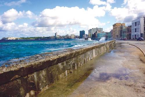 Malecon ven bờ biển - nơi cư dân La Habana và du khách dạo mát Malecon ven bờ biển - nơi cư dân La Habana và du khách dạo mát
