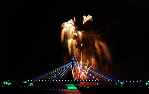 Mặt cầu quay sông Hàn và những khoảng trống dọc hai bên bờ sông là điểm đứng xem pháo hoa miễn phí tuyệt vời nhất. kinh-nghiem-khi-di-du-lich-da-nang-xem-phao-hoa-ivivu-1