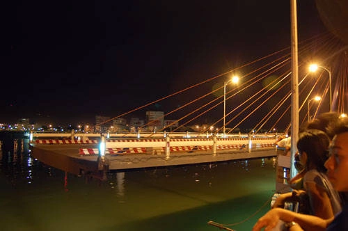 Cầu sông Hàn quay kinh-nghiem-khi-di-du-lich-da-nang-xem-phao-hoa-ivivu-2