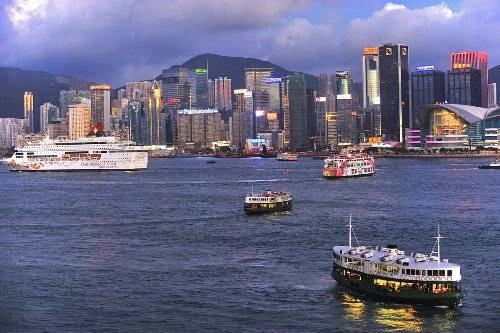 Đi phà từ Hong Kong sang đảo Cửu Long. Bạn nên đi vào buổi tối để thưởng thức màn trình diễn ánh sáng vào lúc 20h trên các toà nhà cao tầng ở đường chân trời nổi tiếng của Hong Kong. nhung-dieu-nen-trai-nghiem-khi-den-hong-kong-ivivu-10