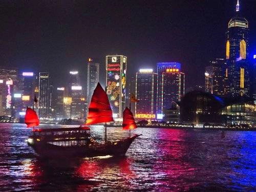 Đến Hong Kong, bạn cũng nên tự thưởng cho mình chuyến đi lênh đênh trên chiếc thuyền dọc cảng. Những cơn gió mát cùng với ánh đèn rực rỡ của các tòa nhà cao tầng, chắc chắn sẽ đem đến cho bạn khoảnh khắc khó quên. nhung-dieu-nen-trai-nghiem-khi-den-hong-kong-ivivu-12