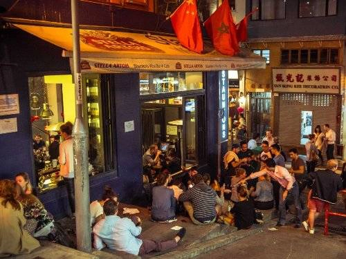 Thưởng thức đồ uống giải khát ở một quán bar vỉa hè ở quận Soho. nhung-dieu-nen-trai-nghiem-khi-den-hong-kong-ivivu-13