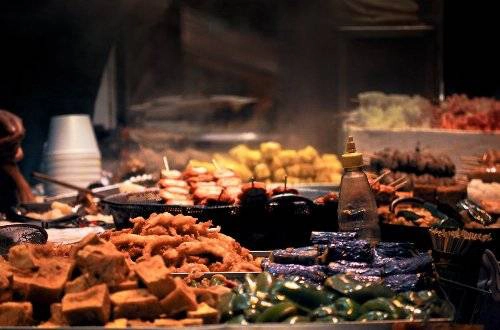 Ăn thịt xiên nướng kiểu Trung Quốc trên các quán vỉa hè hoặc thưởng thức tay nghề thực hiện món này của đầu bếp danh tiếng Kylie Kwong ở nhà hàng West Villa. nhung-dieu-nen-trai-nghiem-khi-den-hong-kong-ivivu-14