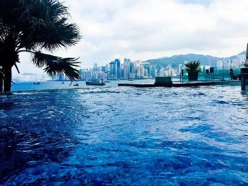 Nghỉ tại khách sạn Intercontinental xa hoa và ngâm mình trong hồ bơi vô cực với nhiệt độ nước được điều hòa lý tưởng. nhung-dieu-nen-trai-nghiem-khi-den-hong-kong-ivivu-20