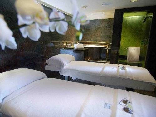 Khi bắt đầu mỏi chân và rã người vì đi bộ, bạn có thể thư giãn tại tiệm massage chân. Không khó để tìm thấy những tiệm này trên đường phố. Gợi ý cho bạn là Ten Feet Tall, tòa nhà hai tầng vừa điều trị bấm huyệt, vừa sơn móng tay, chân và bán cả nước hoa quả. nhung-dieu-nen-trai-nghiem-khi-den-hong-kong-ivivu-7
