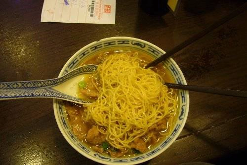 Ăn mì trứng kiểu Hong Kong ở cửa hàng Tsim Chai Kee hoặc bất kỳ tiệm mì nào cuốn hút bạn trên đường đi. nhung-dieu-nen-trai-nghiem-khi-den-hong-kong-ivivu-8