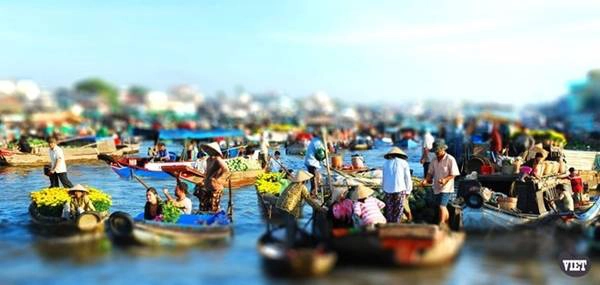 Chợ nổi Cái Răng bày bán thực phẩm tươi ngon, chủ yếu là hoa quả miền Nam Bộ. Chợ nổi Cái Răng bày bán thực phẩm tươi ngon, chủ yếu là hoa quả miền Nam Bộ.