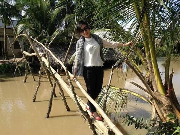 Cây cầu khỉ thân thuộc với người dân vùng sông nước miền Tây.