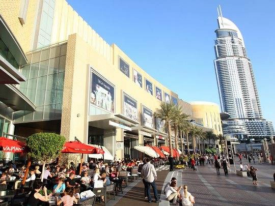 Bên ngoài Dubai mall tấp nập