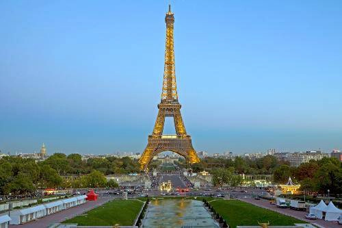 Ngắm mặt trời lặn tại tháp Eiffel