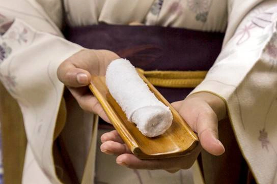 <strong>14. Oshibori:</strong> Nhiều nhà hàng ở Nhật Bản sẽ phục vụ khăn ướt (nóng hoặc lạnh tùy theo mùa) được gọi là “oshibori” để khách lau tay trước khi ăn. Việc dùng khăn này để lau mặt hay thay khăn ăn trong lúc dùng bữa bị coi là bất lịch sự. <strong>14. Oshibori:</strong> Nhiều nhà hàng ở Nhật Bản sẽ phục vụ khăn ướt (nóng hoặc lạnh tùy theo mùa) được gọi là “oshibori” để khách lau tay trước khi ăn. Việc dùng khăn này để lau mặt hay thay khăn ăn trong lúc dùng bữa bị coi là bất lịch sự.