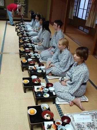 6. Yukata: Trang phục này được coi là đồ ngủ và du khách có thể mặc yukata khi đi lại ở hành lang khách sạn, hoặc trên đường ra suối nước nóng. Tại các nhà nghỉ truyền thống hay khách sạn bình dân, bạn có thể mặc yukata đi ăn sáng hay ăn tối. Tuy nhiên, những khách sạn sang trọng thường yêu cầu du khách không mặc trang phục này khi dùng bữa. 6. Yukata: Trang phục này được coi là đồ ngủ và du khách có thể mặc yukata khi đi lại ở hành lang khách sạn, hoặc trên đường ra suối nước nóng. Tại các nhà nghỉ truyền thống hay khách sạn bình dân, bạn có thể mặc yukata đi ăn sáng hay ăn tối. Tuy nhiên, những khách sạn sang trọng thường yêu cầu du khách không mặc trang phục này khi dùng bữa.
