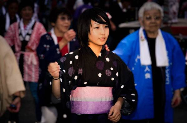 7. Cách mặc Yukata: Bạn cần kéo chặt phần cổ áo, đừng để lỏng vì như thế sẽ bị coi là cẩu thả, luộm thuộm. Nhung-dieu-thu-vi-trong-nghe-thuat-ung-xu-cua-nguo7. Cách mặc Yukata: Bạn cần kéo chặt phần cổ áo, đừng 7. Cách mặc Yukata: Bạn cần kéo chặt phần cổ áo, đừng để lỏng vì như thế sẽ bị coi là cẩu thả, luộm thuộm.