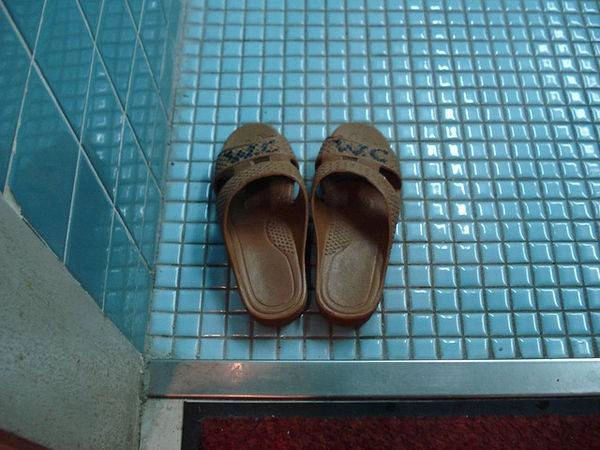 8. Dép đi trong nhà vệ sinh: Các nhà hàng ở Nhật yêu cầu khách cởi bỏ giày trước khi bước lên thảm tatami, trong nhà vệ sinh sẽ có dép riêng để du khách sử dụng. Đừng quên để dép lại khi ra khỏi đó, nếu không bạn sẽ rơi vào một tình huống khó xử và đáng xấu hổ. 8. Dép đi trong nhà vệ sinh: Các nhà hàng ở Nhật yêu cầu khách cởi bỏ giày trước khi bước lên thảm tatami, trong nhà vệ sinh sẽ có dép riêng để du khách sử dụng. Đừng quên để dép lại khi ra khỏi đó, nếu không bạn sẽ rơi vào một tình huống khó xử và đáng xấu hổ.