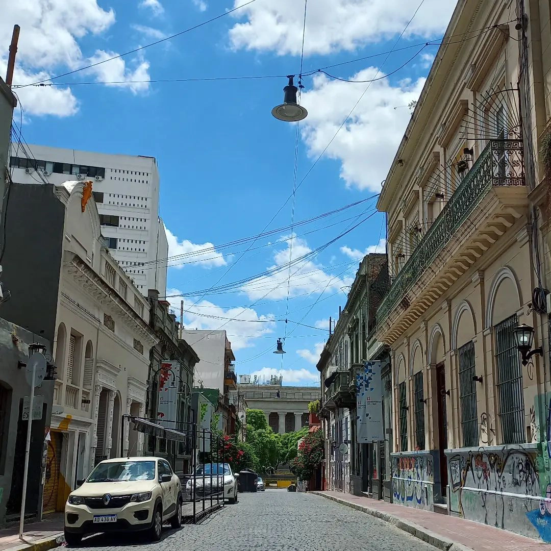 Một góc khu phố cổ San Telmo ở thủ đô Buenos Aires. Ảnh: @amosantelmo.