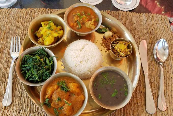 Món ăn "quốc hồn quốc túy" của Nepal chính là Dal-bhat-tarkari, gồm có dal (đậu lăng), bhat (gạo) và tarkari (rau). Người dân ăn món này hàng ngày, một đĩa cơm điển hình gồm có salad rau xanh (dưa chuột và cà rốt), cơm, cải bẹ xanh, khoai tây, thịt gà, đậu đen, bơ hữu cơ ghee và cà ri thịt cừu. Món ăn "quốc hồn quốc túy" của Nepal chính là Dal-bhat-tarkari, gồm có dal (đậu lăng), bhat (gạo) và tarkari (rau). Người dân ăn món này hàng ngày, một đĩa cơm điển hình gồm có salad rau xanh (dưa chuột và cà rốt), cơm, cải bẹ xanh, khoai tây, thịt gà, đậu đen, bơ hữu cơ ghee và cà ri thịt cừu.