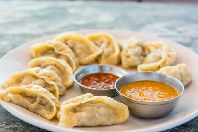 Người Nepal cũng thích món ăn nhanh có tên Momo, giống sủi cảo. Vỏ bánh làm từ bột mì, nhân đa dạng với thịt heo, thịt gà và rau, chấm nước sốt. Ảnh: Archanas Kitchen. Người Nepal cũng thích món ăn nhanh có tên Momo, giống sủi cảo. Vỏ bánh làm từ bột mì, nhân đa dạng với thịt heo, thịt gà và rau, chấm nước sốt. Ảnh: Archanas Kitchen.