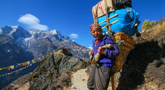 Sherpa là một cộng đồng dân tộc thiểu số sống tại vùng phía nam Nepal. Họ có nguồn gốc từ Tây Tạng, sống tập trung quanh khu vực đỉnh Everest. Nhiều người Sherpa làm hướng dẫn viên du lịch, khuân vác hay sở hữu nhà nghỉ. Ảnh: Look4ward. Sherpa là một cộng đồng dân tộc thiểu số sống tại vùng phía nam Nepal. Họ có nguồn gốc từ Tây Tạng, sống tập trung quanh khu vực đỉnh Everest. Nhiều người Sherpa làm hướng dẫn viên du lịch, khuân vác hay sở hữu nhà nghỉ. Ảnh: Look4ward.