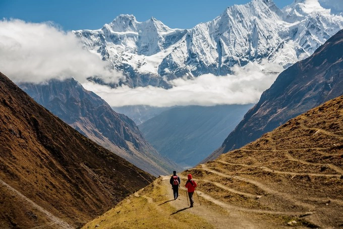 Khoảng 75% địa hình Nepal là núi, với 8 trong 10 ngọn núi cao nhất thế giới nằm dọc biên giới đất nước. Đỉnh Everest là điểm cao nhất trên Trái đất với độ cao 8.848 m so với mặt nước biển. Nó được người Nepal gọi là Sagarmatha - mang nghĩa "vầng trán của bầu trời". Ảnh: kim kim. Khoảng 75% địa hình Nepal là núi, với 8 trong 10 ngọn núi cao nhất thế giới nằm dọc biên giới đất nước. Đỉnh Everest là điểm cao nhất trên Trái đất với độ cao 8.848 m so với mặt nước biển. Nó được người Nepal gọi là Sagarmatha - mang nghĩa "vầng trán của bầu trời". Ảnh: kim kim.
