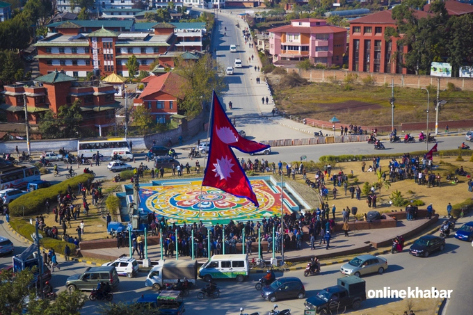 Nepal là quốc gia duy nhất trên thế giới có quốc kỳ không phải hình vuông hay chữ nhật, theo CNN. Quốc kỳ Nepal được hình thành từ hai lá cờ tam giác với biểu tượng dãy Himalaya và đại diện hai tôn giáo lớn của đất nước này là Phật giáo và Ấn Độ giáo. Ảnh: Online Khabar. Nepal là quốc gia duy nhất trên thế giới có quốc kỳ không phải hình vuông hay chữ nhật, theo CNN. Quốc kỳ Nepal được hình thành từ hai lá cờ tam giác với biểu tượng dãy Himalaya và đại diện hai tôn giáo lớn của đất nước này là Phật giáo và Ấn Độ giáo. Ảnh: Online Khabar.