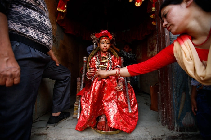 Bên cạnh các tôn giáo, người Nepal còn tôn thờ thánh sống Kumari. Người dân Nepal tin rằng bất kỳ ai dù chỉ có cơ hội thấy thấp thoáng bóng dáng của Kumari, đều sẽ gặp phước lành. Để trở thành Kumari, những bé gái từ 2 tới 4 tuổi, phải đạt đủ các tiêu chuẩn khắt khe. Đến tuổi dậy thì, bé gái được chọn làm Kumari sẽ trở về cuộc sống của người bình thường, có được uy tín và hưởng khoản trợ cấp suốt đời từ chính phủ Nepal. Bên cạnh các tôn giáo, người Nepal còn tôn thờ thánh sống Kumari. Người dân Nepal tin rằng bất kỳ ai dù chỉ có cơ hội thấy thấp thoáng bóng dáng của Kumari, đều sẽ gặp phước lành. Để trở thành Kumari, những bé gái từ 2 tới 4 tuổi, phải đạt đủ các tiêu chuẩn khắt khe. Đến tuổi dậy thì, bé gái được chọn làm Kumari sẽ trở về cuộc sống của người bình thường, có được uy tín và hưởng khoản trợ cấp suốt đời từ chính phủ Nepal.