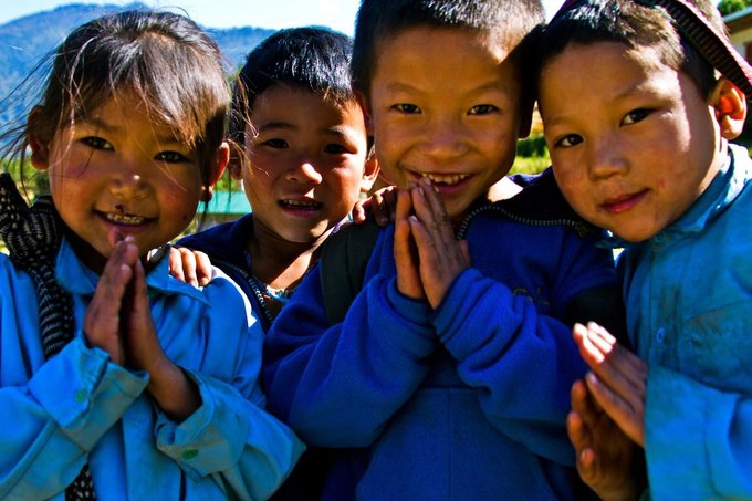 Người Nepal thường chắp tay, cúi đầu và nói Namaste khi gặp gỡ. Namaste có nghĩa là "Tôi cúi đầu trước thánh thần ngự trị trong bạn". Ảnh: Edge of Seven Alumnus Adam Sittler. Người Nepal thường chắp tay, cúi đầu và nói Namaste khi gặp gỡ. Namaste có nghĩa là "Tôi cúi đầu trước thánh thần ngự trị trong bạn". Ảnh: Edge of Seven Alumnus Adam Sittler.