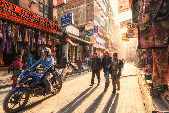 Du khách đến Nepal tránh thể hiện tình cảm quá gần gũi, trai gái ôm hôn nhau giữa chốn đông người là điều cấm kỵ. Theo Adventurea Alternative, du khách có thể thấy đàn ông Nepal nắm tay nhau khi đi dạo hoặc đứng trò chuyện, người dân coi điều này là bình thường giữa bạn bè. Du khách đến Nepal tránh thể hiện tình cảm quá gần gũi, trai gái ôm hôn nhau giữa chốn đông người là điều cấm kỵ. Theo Adventurea Alternative, du khách có thể thấy đàn ông Nepal nắm tay nhau khi đi dạo hoặc đứng trò chuyện, người dân coi điều này là bình thường giữa bạn bè.